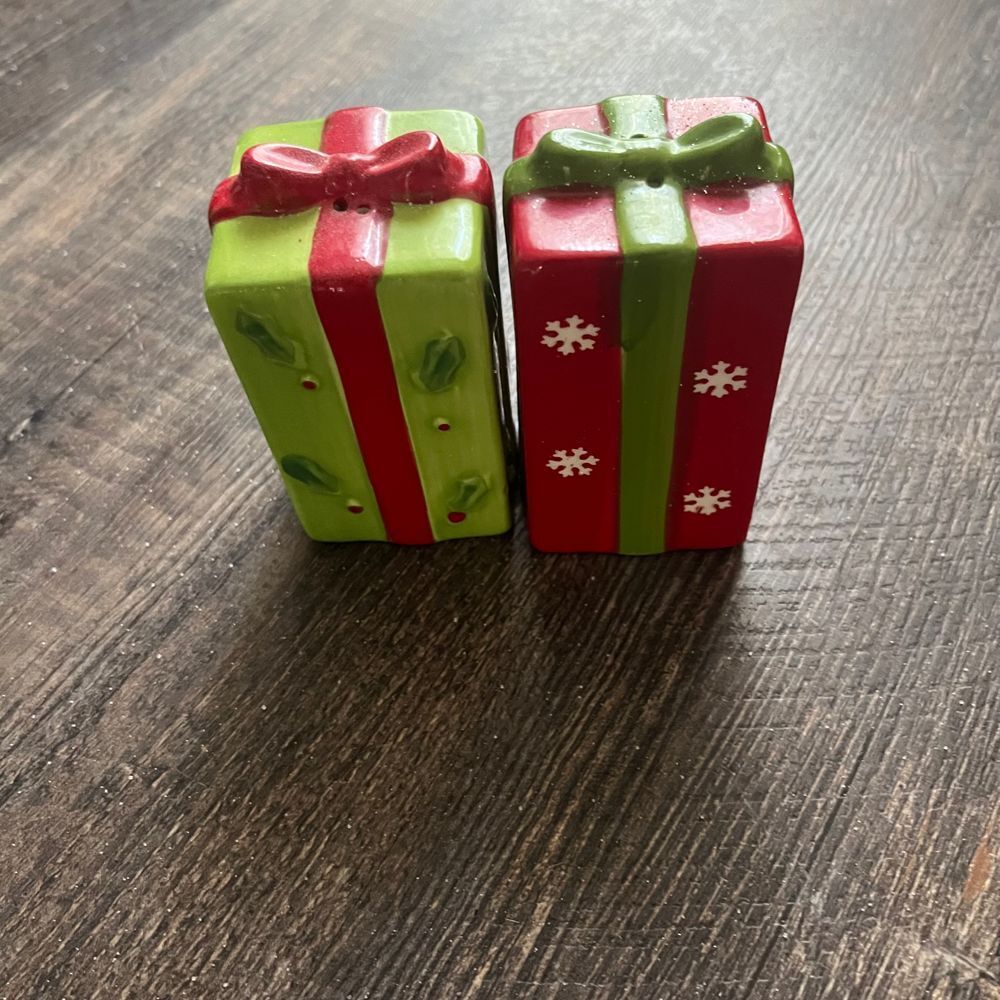 Christmas Present‎ Salt and Pepper Shaker Holiday Kitchen Decor Red & Green